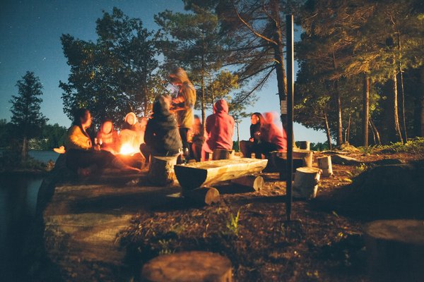 Comment organiser un camping pour une expédition de randonnée dans les forêts de pins maritimes?