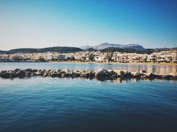 Comment organiser un séjour en Crète avec des ateliers de cuisine et des visites de fermes biologiques?